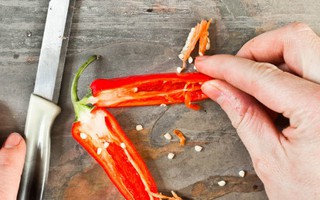 Phải làm gì ngay khi bị dính ớt lên tay và các bộ phận cơ thể khác?