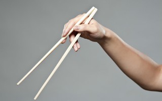 Có thể nhìn tay cầm đũa mà đoán được tính cách con người?