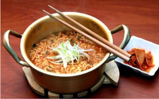 Tiết lộ lý do các nhà sản xuất yêu cầu úp mỳ gói trong vòng 3 phút không hơn không kém