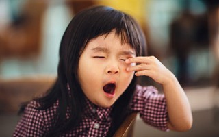 Cho con ngủ sau giờ này sẽ làm tăng nguy cơ bé bị chậm lớn, học kém, mất tập trung