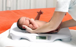 Vì sao mọi người nên thôi so sánh và bàn tán về cân nặng của một đứa trẻ?