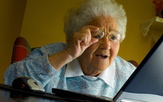 Cụ bà 86 tuổi dùng Google "khác thường" thế nào mà công ty này phải đích thân phản hồi?