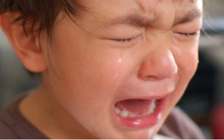 Rất nhiều bố mẹ không thể ngờ việc dỗ dành khi con khóc lại chính là đang hại con!