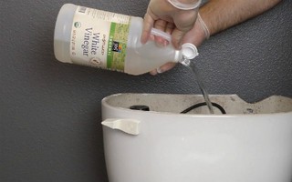 Toilet sẽ không còn màu vàng bẩn và mùi khó chịu, chỉ nhờ đúng 1 nguyên liệu “thần kỳ”