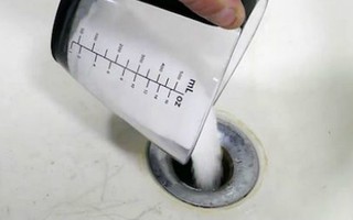 Đổ 1 cốc muối xuống cống, không hề phí đâu mà là mẹo ai cũng nên biết để làm