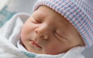 Những điều tuyệt đối không nên làm với trẻ sơ sinh