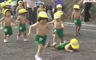 Video cha mẹ Nhật cho con nhỏ cởi trần chạy dưới trời lạnh 4 độ C gây sửng sốt