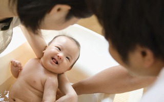 Sai lầm của bố mẹ là tắm cho bé hàng ngày