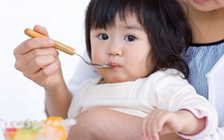Tác hại khôn lường từ việc ép trẻ ăn hết suất ở các trường mầm non