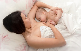 7 lý do các mẹ không bao giờ nên cắt cữ bú đêm của trẻ nhỏ