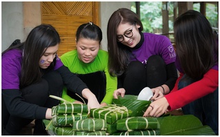 Á hậu Tú Anh lên bản gói bánh chưng Tết cho các em nhỏ miền núi 