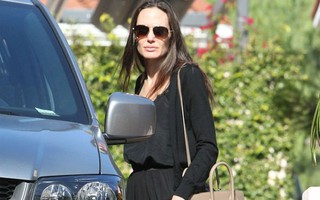 Angelina Jolie không đeo nhẫn cưới lần đầu xuất hiện ở chốn công cộng