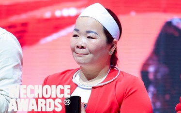 "Mẹ Nụ" - Cô giáo lái đò sông Đà và những lần đầu tiên đầy xúc động cùng WeChoice Awards 2023