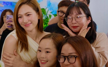 Mời Phương Anh Đào (Mai) của Trấn Thành đến công ty tám chuyện và chụp ảnh đúng 8/3, hội nhân viên nữ: Sốc nhẹ, nhưng ưng nha!