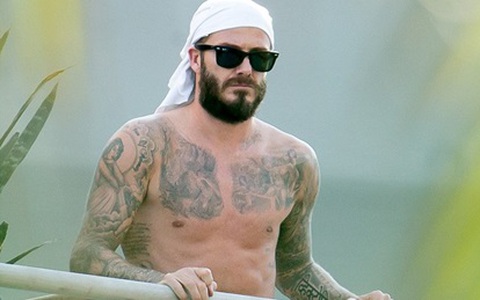 David Beckham trùm khăn cực "ngầu" trên ban công khách sạn