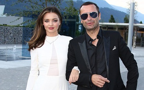 Miranda Kerr đẹp kiêu sa bên quý ông giàu có