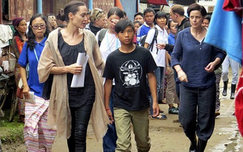 Pax Thiên theo mẹ Angelina Jolie đi thăm trẻ em nghèo ở Myanmar