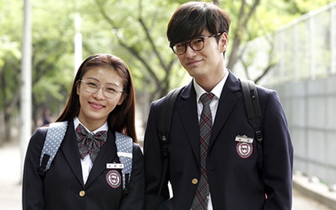 Ha Ji Won "U40" vẫn không ngại làm... nữ sinh trung học