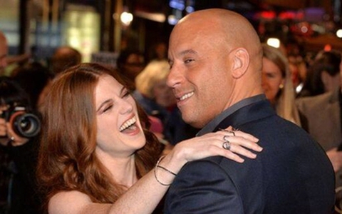 Thủ lĩnh "Fast & Furious" Vin Diesel tình tứ bên mỹ nữ "Trò chơi vương quyền"