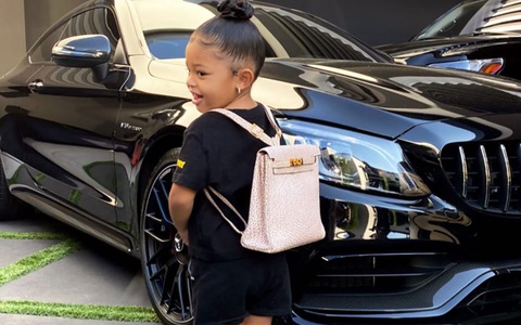 Ngày đầu tiên đi học, con gái 2 tuổi rưỡi của Kylie diện ba lô Hermès có giá bằng cả năm học phí trường xịn tại Mỹ