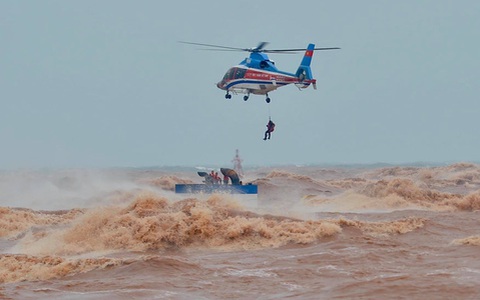 Đặc công nước, trực thăng quân đội giải cứu thành công thuyền viên bị nạn trên tàu Vietship 01