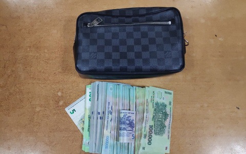 Hành khách bỏ quên ví Louis Vuitton có 350 triệu đồng tại sảnh sân bay Nội Bài