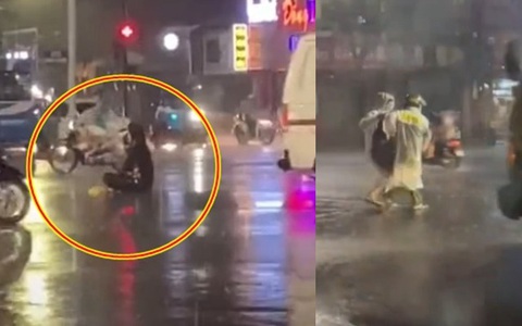 "Ngồi thiền" giữa lòng đường nhiều giờ liền, người lạ mặt bị cảnh sát cơ động khiêng vào, dân mạng nói câu quen thuộc: “Cứ ngồi im tình yêu sẽ đến!”
