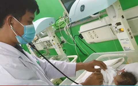 Choáng mất máu do vỡ tử cung, vào viện bác sĩ mổ bắt con mới biết mình... mang thai