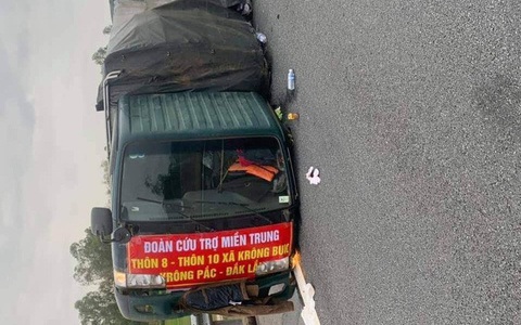 Xe chở bánh tét, bánh kẹo "hướng về miền Trung" gặp nạn trên cao tốc