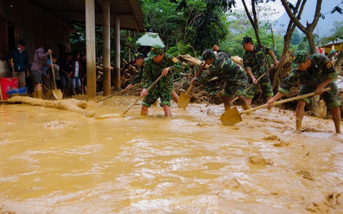 Sau bão lũ, một xã ở Quảng Trị ngập trong lớp bùn dày gần 1 mét
