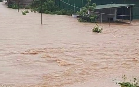 Mưa lớn ở Savannakhet (Lào), nhiều tuyến đường ngập sâu