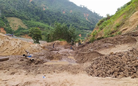 Dùng ròng rọc đưa 167 công nhân thủy điện Đăk Mi 2 bị cô lập ra ngoài