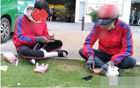 Cùng đen đủi bị bom hàng nhưng thay vì khóc lóc, 2 anh shipper đã cùng ngồi lại và nghĩ ra cách xử lý khiến ai nấy bất ngờ