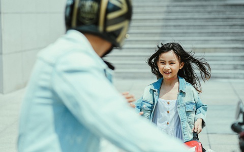 Hoàng Bách ra mắt MV cùng con gái 8 tuổi khiến ai nghe xong cũng muốn về nhà ôm chầm lấy gia đình mình