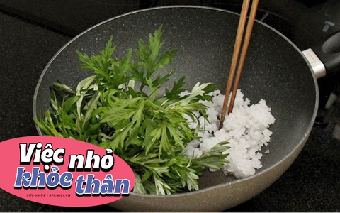 Hơ nóng rồi áp lá ngải cứu vào lưng, cơn đau sẽ nhanh chóng biến mất nhưng lời chuyên gia nói mới là điều bạn cần lưu ý