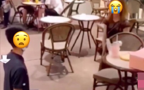 Bất lực vì bị cầu hôn tới... 101 lần, cô gái quỳ vái lạy chàng trai khiến những người chứng kiến không khỏi bất ngờ