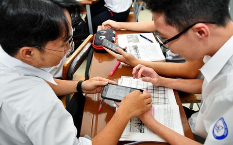 Thận trọng khi học sinh mang điện thoại vào lớp
