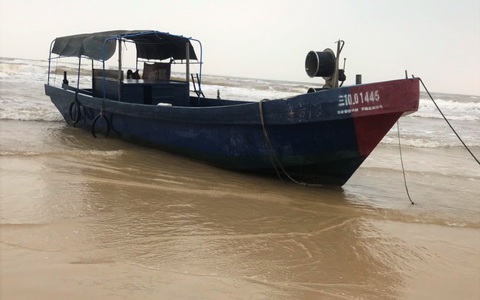 Bí ẩn 2 chiếc tàu “ma” in chữ Trung Quốc dạt vào bờ biển miền Trung