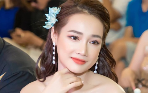 Gái một con Nhã Phương đã "đầu 3" vẫn cực chuộng đeo nơ xì tin: Lúc xinh tươi như gái đôi mươi, lúc lại sến sẩm quá