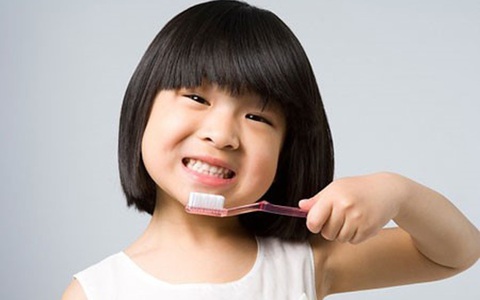 Vì sao phải lựa chọn kem đánh răng phù hợp với từng lứa tuổi của trẻ, bác sĩ răng hàm mặt sẽ chỉ rõ lý do cực quan trọng cha mẹ không thể lơ là