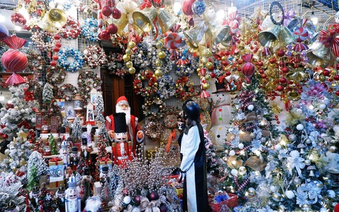 Một tuần nữa là đến Noel, phố Hàng Mã ngập tràn các đồ trang trí lung linh sắc màu nhưng sức mua giảm đáng kể