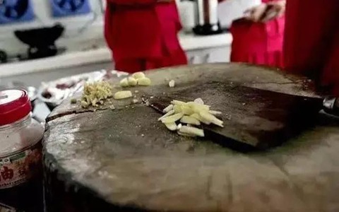 Đây là vật dụng "bẩn" gấp 200 lần bồn cầu, có thể chứa chất độc gấp 68 lần asen: Bạn dùng mỗi ngày nhưng có khả năng chưa biết cách vệ sinh cho đúng!