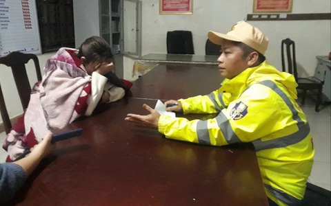 CSGT lao mình xuống sông Hương cứu người phụ nữ giữa đêm tối