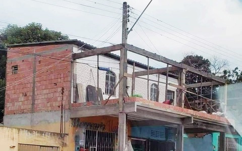 Ngôi nhà khiến dân tình tranh cãi kịch liệt vì dùng luôn cột điện để xây khung, nhưng vị trí thật của cây cột điện lại "gây lú" vô cùng
