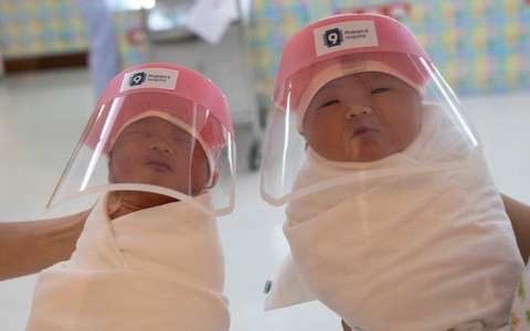 Xúc động ngắm bộ ảnh "Chào đời thời COVID-19" của các bà mẹ khắp nơi trên thế giới trong năm qua