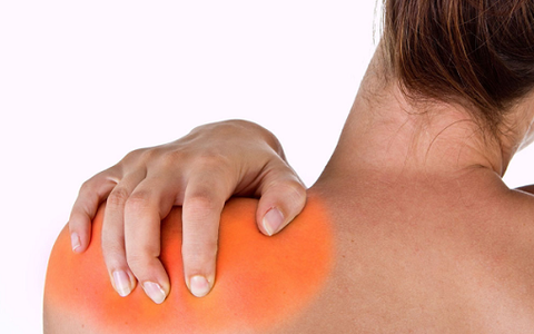 Không giơ tay buộc tóc được, cô gái trẻ bất ngờ với nguyên nhân cả triệu người đang mắc