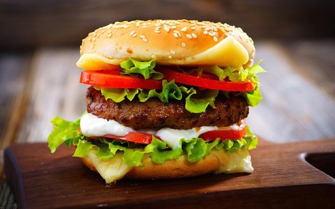 Hà Nội: Bé trai sốc phản vệ nguy kịch sau khi ăn bánh hamburger