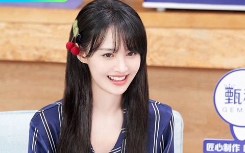 Trịnh Sảng đọc tiếng Anh sai lè, netizen cãi nhau là đáng yêu hay "dốt mà còn che giấu"