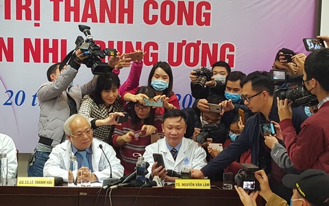 VIDEO cuộc gọi phấn khởi của mẹ con bệnh nhi 3 tháng tuổi bị nhiễm Covid-19 trước khi được xuất viện với các bác sĩ