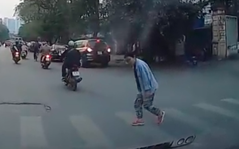 "Chậm một chút để không bỏ lại điều gì" - hành động đẹp và nhân văn của tài xế ô tô được dân mạng ca ngợi hết lời